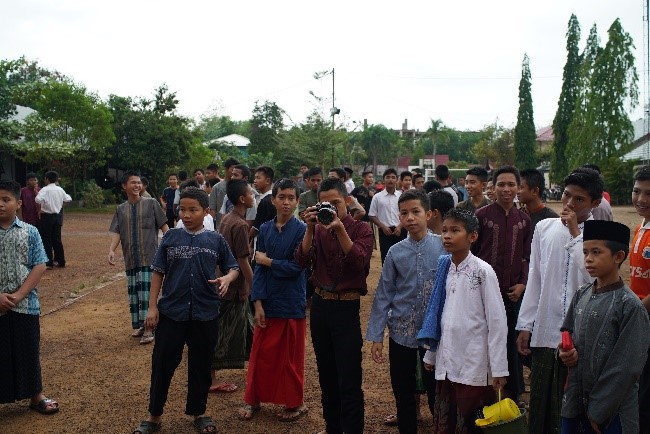 Banjarmasin, Al-Falah Pasantren, Schüler auf Vorhof